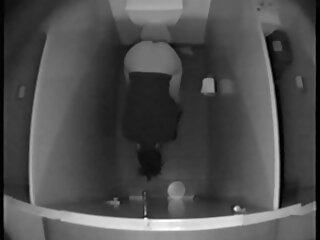 Une amatrice séduisante sex fils avec sa mere au corps tout en courbes se fait prendre en levrette