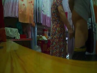 Une amatrice sexy enlève ses vêtements et caresse son petit ami sex belle mère devant une caméra cachée